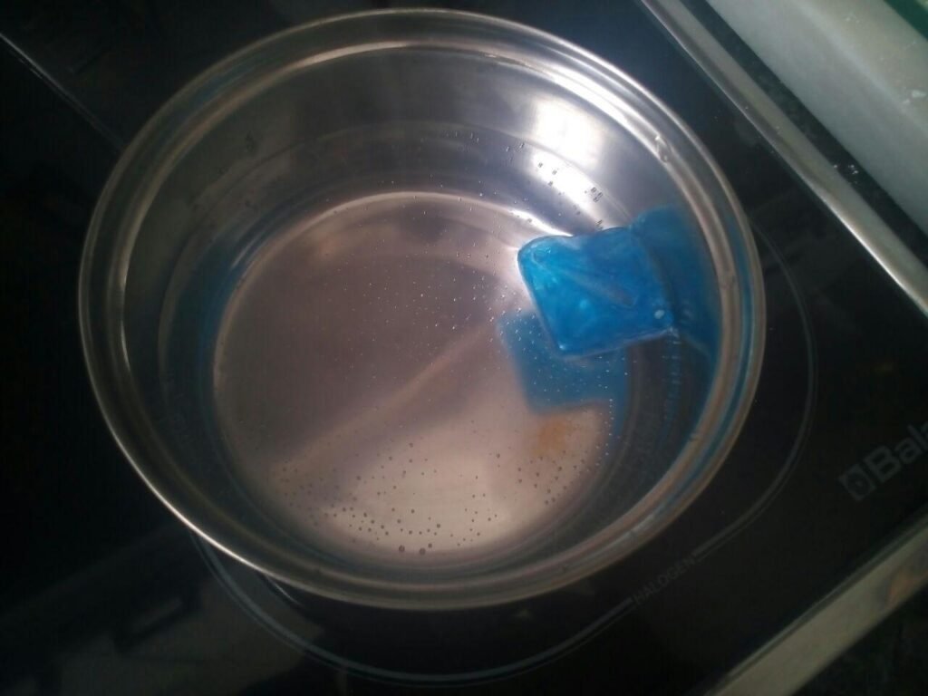 4 calentamos agua en un cazo y antes de romper a hervir echamos el oyumaru que ablande