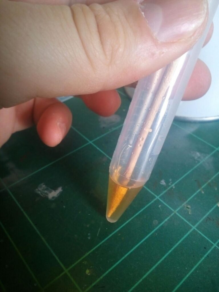 13 mezcla de los dos componentes de la resina Feroca, empleé una pipeta pasteur desechable (muy baratas) para cada componente y tomé medio mililitro, más que suficiente