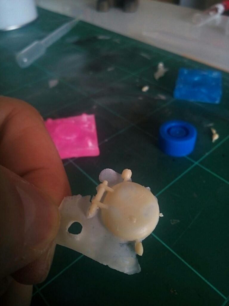 18 este es el resultado del desmoldeo de la primera copia que ha resultado escasa en resina, pero servirá de ejemplo para ilustrar este humilde tutorial