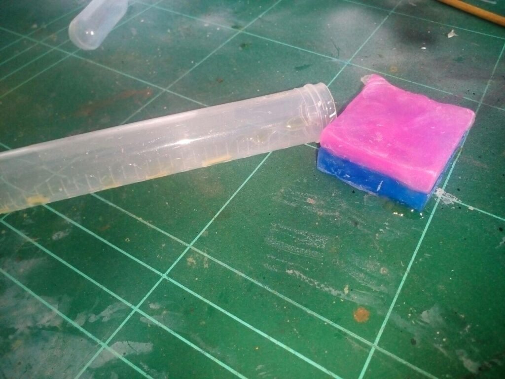 16 veis a la izquierda el vial de plástico donde he preparado la mezcla, que me servirá de referencia para conocer el  estado de endurecimiento de la resina